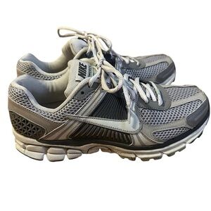 Nike Zoom Vomero 5 size 8.5/40